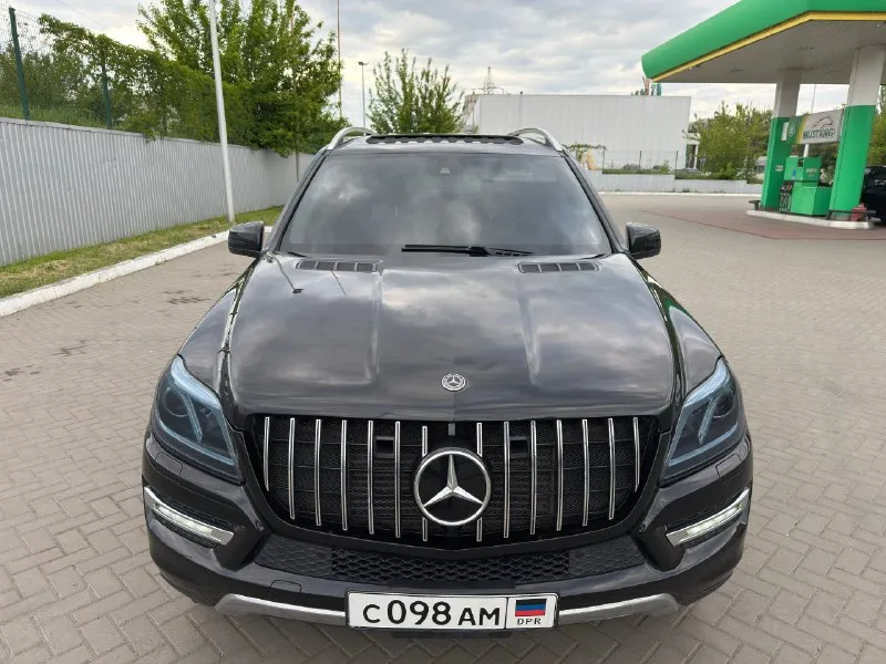 Продаю mercedes gl 2013 года выпуска. 3.150 🍋 (цена до 10 декабря) 3.0, проверенный мотор om642, пробег 273 000 км. (в основном трасса ) надежный, крепкий внедорожник, который никогда не подводил. роскошный, просторный, семиместный. машина хозяйская, полностью обслужена, вложений не требует. всё работает, по комплектации есть всё необходимое. едет уверенно, смотрится солидно. надежный мотор-миллионник, проверенный временем. звоните, расскажу подробнее. +79493528182 александр 📞 звоните: +7(949)3528182 - фотография - 2