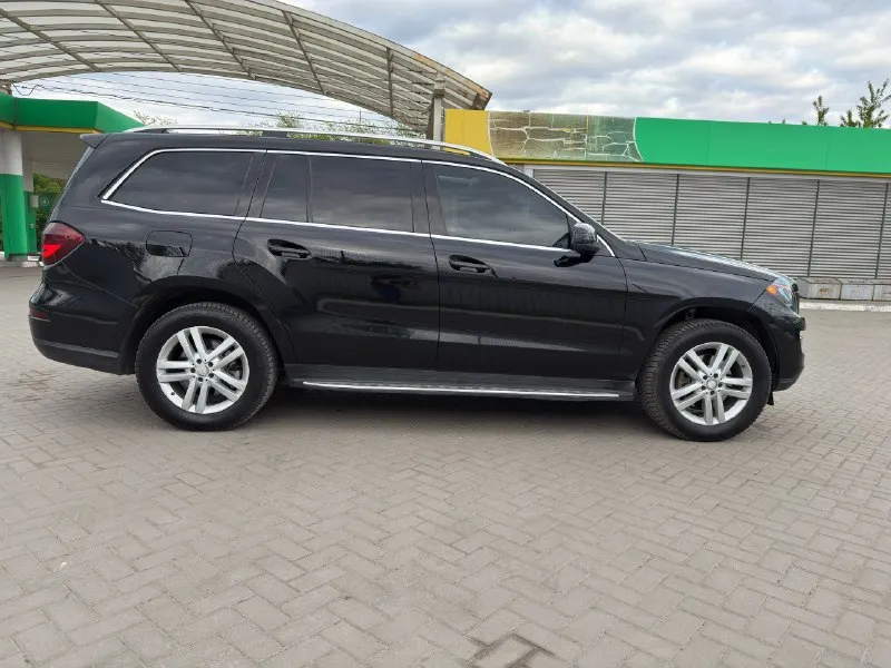 Продаю mercedes gl 2013 года выпуска. 3.150 🍋 (цена до 10 декабря) 3.0, проверенный мотор om642, пробег 273 000 км. (в основном трасса ) надежный, крепкий внедорожник, который никогда не подводил. роскошный, просторный, семиместный. машина хозяйская, полностью обслужена, вложений не требует. всё работает, по комплектации есть всё необходимое. едет уверенно, смотрится солидно. надежный мотор-миллионник, проверенный временем. звоните, расскажу подробнее. +79493528182 александр 📞 звоните: +7(949)3528182 - фотография - 3