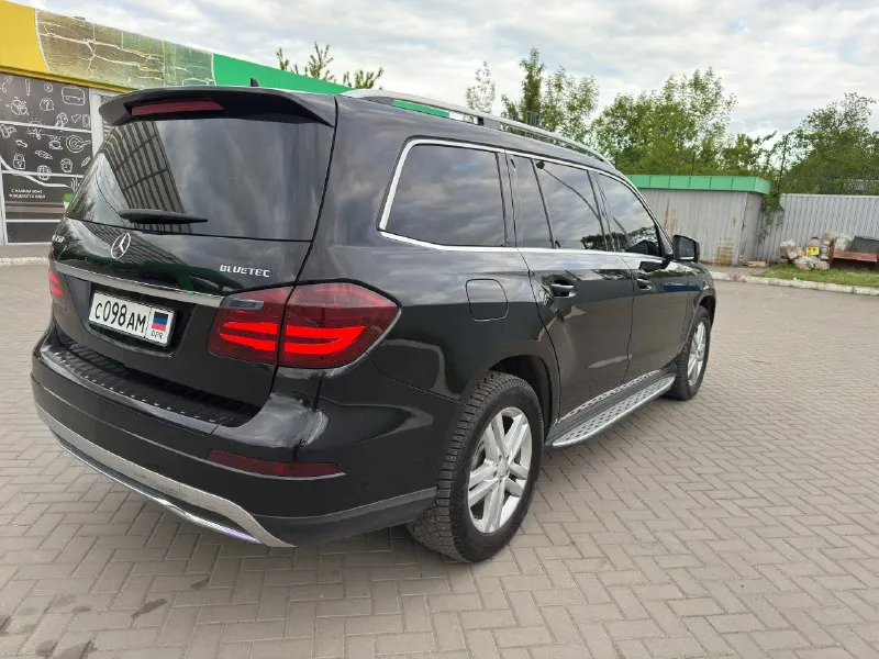 Продаю mercedes gl 2013 года выпуска. 3.150 🍋 (цена до 10 декабря) 3.0, проверенный мотор om642, пробег 273 000 км. (в основном трасса ) надежный, крепкий внедорожник, который никогда не подводил. роскошный, просторный, семиместный. машина хозяйская, полностью обслужена, вложений не требует. всё работает, по комплектации есть всё необходимое. едет уверенно, смотрится солидно. надежный мотор-миллионник, проверенный временем. звоните, расскажу подробнее. +79493528182 александр 📞 звоните: +7(949)3528182 - фотография - 4