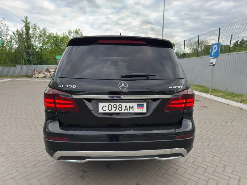 Продаю mercedes gl 2013 года выпуска. 3.150 🍋 (цена до 10 декабря) 3.0, проверенный мотор om642, пробег 273 000 км. (в основном трасса ) надежный, крепкий внедорожник, который никогда не подводил. роскошный, просторный, семиместный. машина хозяйская, полностью обслужена, вложений не требует. всё работает, по комплектации есть всё необходимое. едет уверенно, смотрится солидно. надежный мотор-миллионник, проверенный временем. звоните, расскажу подробнее. +79493528182 александр 📞 звоните: +7(949)3528182 - фотография - 5