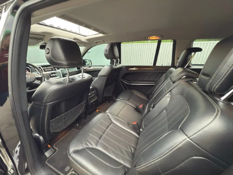 Продаю mercedes gl 2013 года выпуска. 3.150 🍋 (цена до 10 декабря) 3.0, проверенный мотор om642, пробег 273 000 км. (в основном трасса ) надежный, крепкий внедорожник, который никогда не подводил. роскошный, просторный, семиместный. машина хозяйская, полностью обслужена, вложений не требует. всё работает, по комплектации есть всё необходимое. едет уверенно, смотрится солидно. надежный мотор-миллионник, проверенный временем. звоните, расскажу подробнее. +79493528182 александр 📞 звоните: +7(949)3528182 - фотография - 8