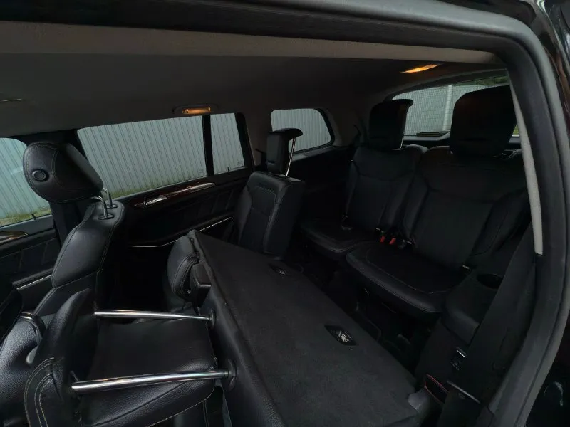 Продаю mercedes gl 2013 года выпуска. 3.150 🍋 (цена до 10 декабря) 3.0, проверенный мотор om642, пробег 273 000 км. (в основном трасса ) надежный, крепкий внедорожник, который никогда не подводил. роскошный, просторный, семиместный. машина хозяйская, полностью обслужена, вложений не требует. всё работает, по комплектации есть всё необходимое. едет уверенно, смотрится солидно. надежный мотор-миллионник, проверенный временем. звоните, расскажу подробнее. +79493528182 александр 📞 звоните: +7(949)3528182 - фотография - 9