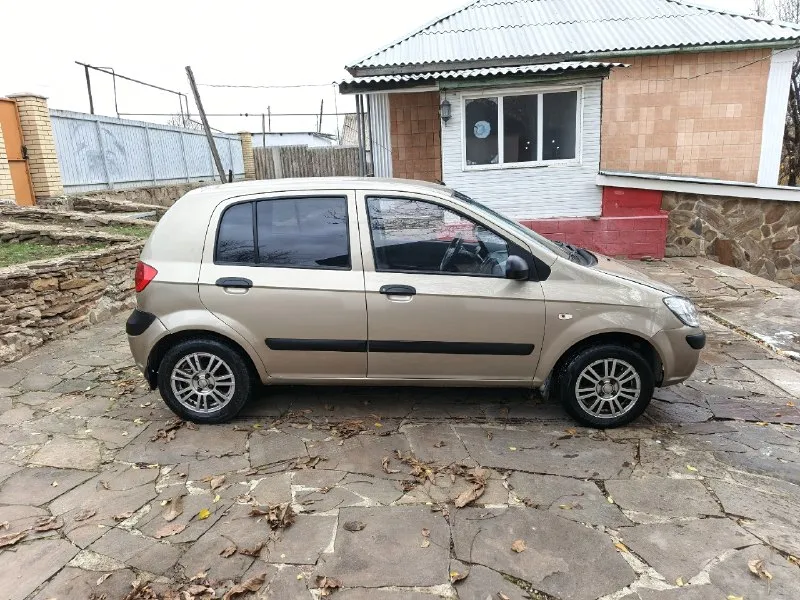 В продаже hyundai getz рестайлинг 💰 цена: 350 т. руб. 🏢 осмотр: краснодон 📅 год выпуска: 2008г. 📃 пробег 201 тыс. птс оригинал, 3 владельца. отличное состояние автомобиля, кузов красивый ровный, рыжиков нет. технически без нареканий двигатель 1.4 работает тихо, ровно, не дымит масло не расходует. салон чистый не затерт. коробка передач( механика) работает без замечаний. юридически чист. переоформление в мрэо. комплектация: кондиционер, гур, эл. подъёмники, абс, аудиосистема и др. на все вопросы по телефону: +79595667346 если не в сети +79198994253- ватсап, телеграм 📞 звоните: +7(959)5667346 - фотография - 2