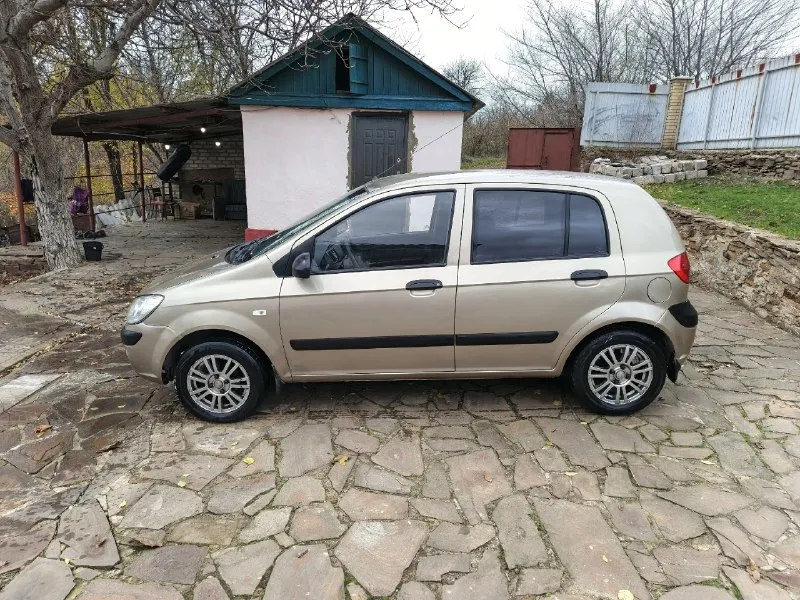 В продаже hyundai getz рестайлинг 💰 цена: 350 т. руб. 🏢 осмотр: краснодон 📅 год выпуска: 2008г. 📃 пробег 201 тыс. птс оригинал, 3 владельца. отличное состояние автомобиля, кузов красивый ровный, рыжиков нет. технически без нареканий двигатель 1.4 работает тихо, ровно, не дымит масло не расходует. салон чистый не затерт. коробка передач( механика) работает без замечаний. юридически чист. переоформление в мрэо. комплектация: кондиционер, гур, эл. подъёмники, абс, аудиосистема и др. на все вопросы по телефону: +79595667346 если не в сети +79198994253- ватсап, телеграм 📞 звоните: +7(959)5667346 - фотография - 3