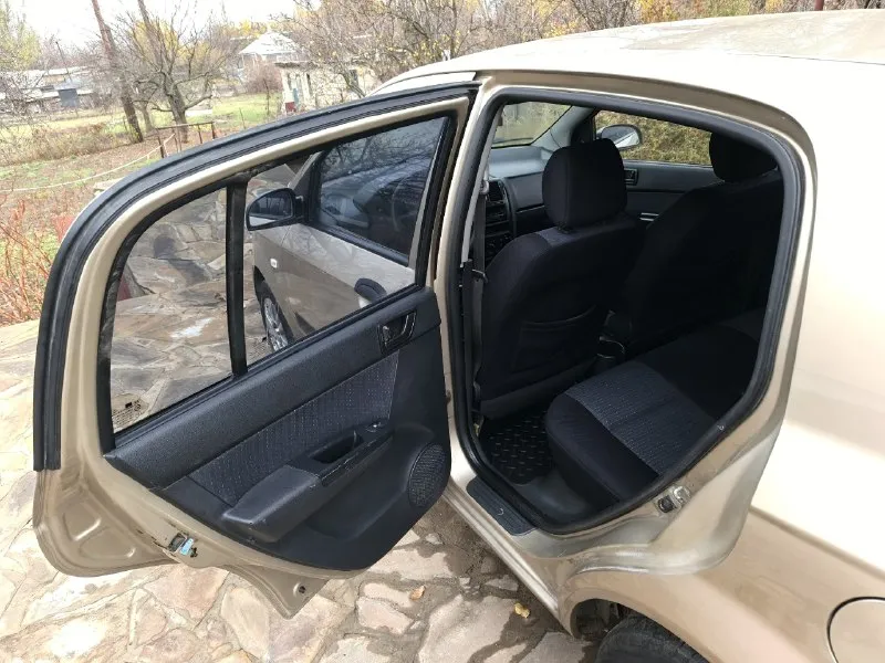 В продаже hyundai getz рестайлинг 💰 цена: 350 т. руб. 🏢 осмотр: краснодон 📅 год выпуска: 2008г. 📃 пробег 201 тыс. птс оригинал, 3 владельца. отличное состояние автомобиля, кузов красивый ровный, рыжиков нет. технически без нареканий двигатель 1.4 работает тихо, ровно, не дымит масло не расходует. салон чистый не затерт. коробка передач( механика) работает без замечаний. юридически чист. переоформление в мрэо. комплектация: кондиционер, гур, эл. подъёмники, абс, аудиосистема и др. на все вопросы по телефону: +79595667346 если не в сети +79198994253- ватсап, телеграм 📞 звоните: +7(959)5667346 - фотография - 8