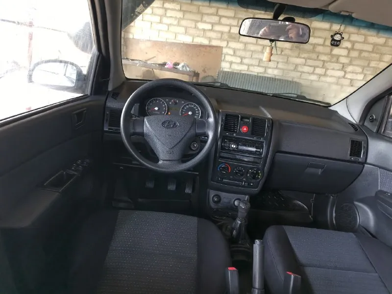 В продаже hyundai getz рестайлинг 💰 цена: 350 т. руб. 🏢 осмотр: краснодон 📅 год выпуска: 2008г. 📃 пробег 201 тыс. птс оригинал, 3 владельца. отличное состояние автомобиля, кузов красивый ровный, рыжиков нет. технически без нареканий двигатель 1.4 работает тихо, ровно, не дымит масло не расходует. салон чистый не затерт. коробка передач( механика) работает без замечаний. юридически чист. переоформление в мрэо. комплектация: кондиционер, гур, эл. подъёмники, абс, аудиосистема и др. на все вопросы по телефону: +79595667346 если не в сети +79198994253- ватсап, телеграм 📞 звоните: +7(959)5667346 - фотография - 9