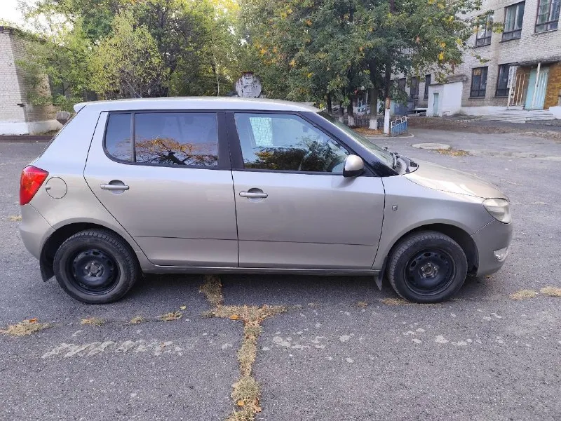 Skoda fabia 2013 1.6 акпп aisin 6ст цена 600 000 пробег 181 000 акпп и двигатель в хорошем состоянии, автомат обслужен. ходовая без посторонних звуков. салон не затертый и не прокуренный, ездила девушка. 4 эсп, подогревы передних сидений, кондиционер, эгур. два комплекта резины, два комплекта ключей. продажа от собственника. находится в макеевке( центр) +79493225396 📲 tg: @alexp777 📞 звоните: +7(949)3225396 - фотография - 3