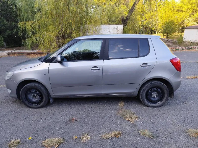 Skoda fabia 2013 1.6 акпп aisin 6ст цена 600 000 пробег 181 000 акпп и двигатель в хорошем состоянии, автомат обслужен. ходовая без посторонних звуков. салон не затертый и не прокуренный, ездила девушка. 4 эсп, подогревы передних сидений, кондиционер, эгур. два комплекта резины, два комплекта ключей. продажа от собственника. находится в макеевке( центр) +79493225396 📲 tg: @alexp777 📞 звоните: +7(949)3225396 - фотография - 4