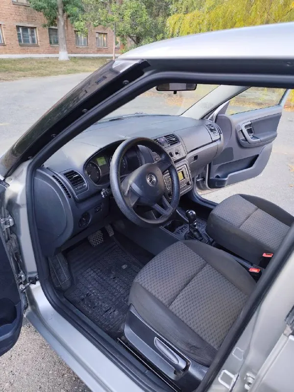 Skoda fabia 2013 1.6 акпп aisin 6ст цена 600 000 пробег 181 000 акпп и двигатель в хорошем состоянии, автомат обслужен. ходовая без посторонних звуков. салон не затертый и не прокуренный, ездила девушка. 4 эсп, подогревы передних сидений, кондиционер, эгур. два комплекта резины, два комплекта ключей. продажа от собственника. находится в макеевке( центр) +79493225396 📲 tg: @alexp777 📞 звоните: +7(949)3225396 - фотография - 5