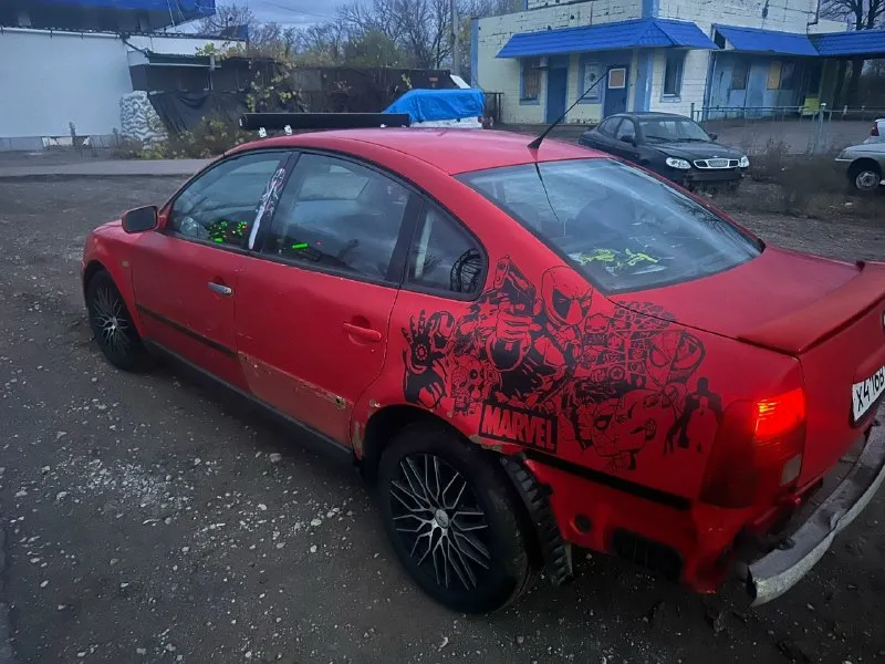 💶 цена: 250000 📮 город: горловка 🚘 марка / модель: volkswagen passat b5 📅 год выпуска: 1997 📊 пробег: 400000 ⛽ двигатель (тип, объем, мощность): бензин, 1.6, 101 л. с. ✅ vin код: 🔧 тип кпп: механика 👨‍⚖ владельцев в птс: 1 ⏳ срок владения: 2 года 📝 описание: продается пассат 1,6 на механике. недавно перебирал ходовку вместе с тормозами, вышло около 100к, новая летняя резина стоит. зимы нет. проблемы по электрике, подтекает масло. так же есть донор в цвет. донор частично разобран, все лежит в гараже. есть много запчастей, как с донора, так и новых. прошлым летом менял двигатель, вписан в птс, покупал новые карты, перешивал их. есть 3 комплекта карт, 2 торпеды, 2 двигателя и т. д. за две машины 350000 + торг. с машинами отдам все что, по ним есть. ☎ контактный телефон: +79493892364 📞 звоните: +7(949)3892364 - фотография - 1