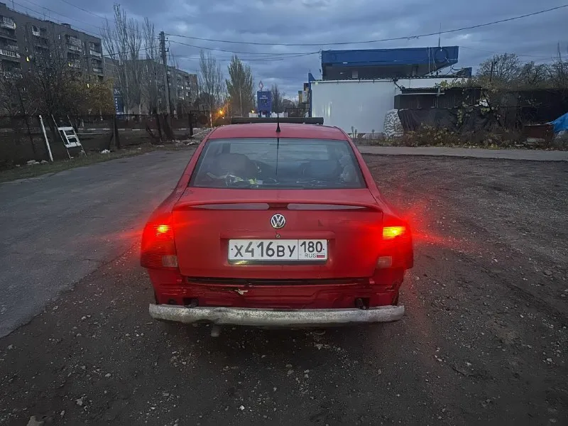 💶 цена: 250000 📮 город: горловка 🚘 марка / модель: volkswagen passat b5 📅 год выпуска: 1997 📊 пробег: 400000 ⛽ двигатель (тип, объем, мощность): бензин, 1.6, 101 л. с. ✅ vin код: 🔧 тип кпп: механика 👨‍⚖ владельцев в птс: 1 ⏳ срок владения: 2 года 📝 описание: продается пассат 1,6 на механике. недавно перебирал ходовку вместе с тормозами, вышло около 100к, новая летняя резина стоит. зимы нет. проблемы по электрике, подтекает масло. так же есть донор в цвет. донор частично разобран, все лежит в гараже. есть много запчастей, как с донора, так и новых. прошлым летом менял двигатель, вписан в птс, покупал новые карты, перешивал их. есть 3 комплекта карт, 2 торпеды, 2 двигателя и т. д. за две машины 350000 + торг. с машинами отдам все что, по ним есть. ☎ контактный телефон: +79493892364 📞 звоните: +7(949)3892364 - фотография - 2