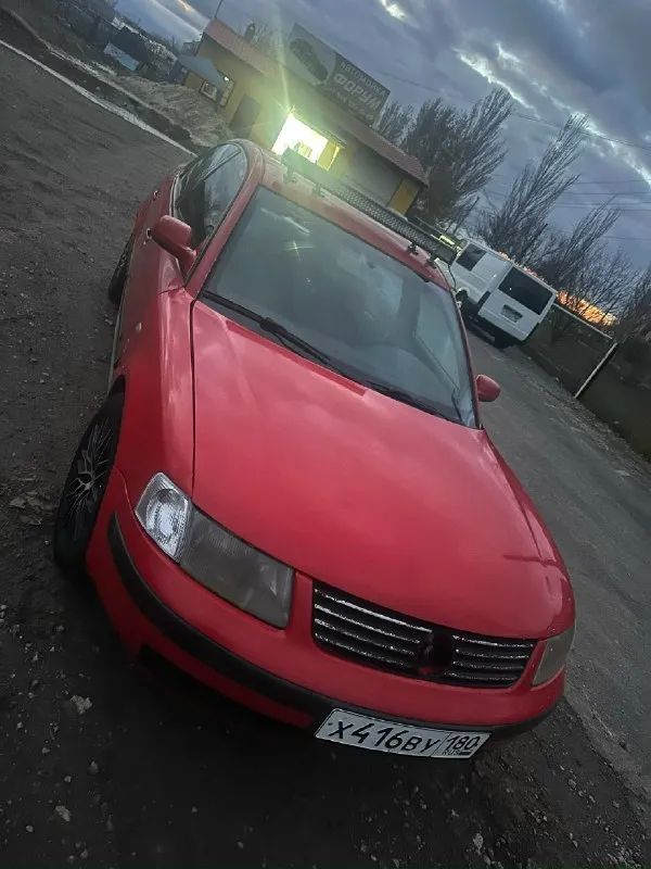 💶 цена: 250000 📮 город: горловка 🚘 марка / модель: volkswagen passat b5 📅 год выпуска: 1997 📊 пробег: 400000 ⛽ двигатель (тип, объем, мощность): бензин, 1.6, 101 л. с. ✅ vin код: 🔧 тип кпп: механика 👨‍⚖ владельцев в птс: 1 ⏳ срок владения: 2 года 📝 описание: продается пассат 1,6 на механике. недавно перебирал ходовку вместе с тормозами, вышло около 100к, новая летняя резина стоит. зимы нет. проблемы по электрике, подтекает масло. так же есть донор в цвет. донор частично разобран, все лежит в гараже. есть много запчастей, как с донора, так и новых. прошлым летом менял двигатель, вписан в птс, покупал новые карты, перешивал их. есть 3 комплекта карт, 2 торпеды, 2 двигателя и т. д. за две машины 350000 + торг. с машинами отдам все что, по ним есть. ☎ контактный телефон: +79493892364 📞 звоните: +7(949)3892364 - фотография - 7