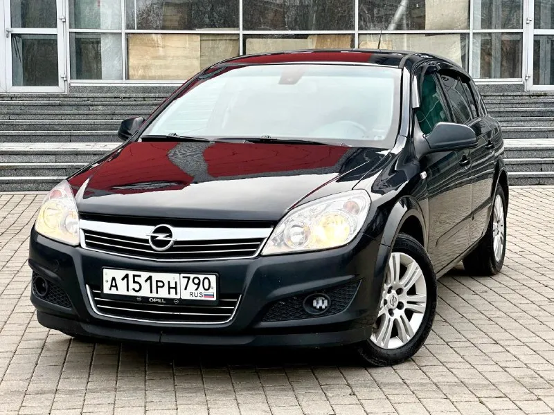 Продам свою opel astra h рестайлинг 2012г машина полностью обслужена до идеала! не требует не замен не вложений, пробег 202000 км без дтп! так же на машине нет не каких минусов по кузову, двигатель работает ровно и четко так как должен работать, салон ухожен не прокурен, коробка не хрустит все передачи включаются без проблем! по ходовой плывет 5+ стоят 16 колеса. комплектация cosmo! максимальная в нее входит:4 стеклоподъемника, парктроники, подогрев передних сидений, круиз контроль, борт компьютер, климат контроль, abs, кожаный красивый мульти руль, обогрев боковых зеркал, и многое другое. также на авто сделали длинные передачи для удобства в пути по трассе! остальные любые вопросы по телефону) +79497031926 цена 720.000₽ - фотография - 2