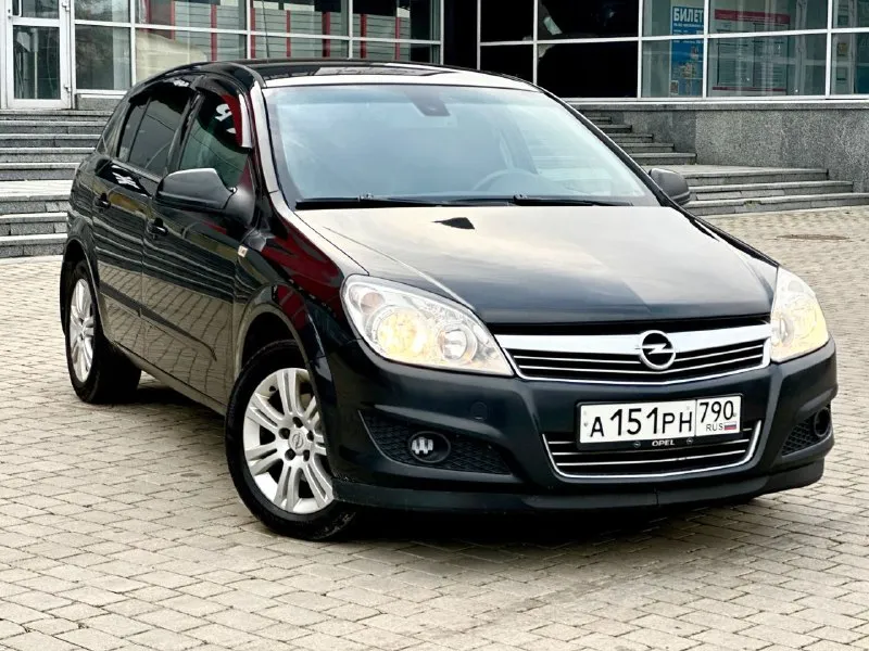 Продам свою opel astra h рестайлинг 2012г машина полностью обслужена до идеала! не требует не замен не вложений, пробег 202000 км без дтп! так же на машине нет не каких минусов по кузову, двигатель работает ровно и четко так как должен работать, салон ухожен не прокурен, коробка не хрустит все передачи включаются без проблем! по ходовой плывет 5+ стоят 16 колеса. комплектация cosmo! максимальная в нее входит:4 стеклоподъемника, парктроники, подогрев передних сидений, круиз контроль, борт компьютер, климат контроль, abs, кожаный красивый мульти руль, обогрев боковых зеркал, и многое другое. также на авто сделали длинные передачи для удобства в пути по трассе! остальные любые вопросы по телефону) +79497031926 цена 720.000₽ - фотография - 3