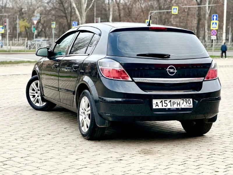 Продам свою opel astra h рестайлинг 2012г машина полностью обслужена до идеала! не требует не замен не вложений, пробег 202000 км без дтп! так же на машине нет не каких минусов по кузову, двигатель работает ровно и четко так как должен работать, салон ухожен не прокурен, коробка не хрустит все передачи включаются без проблем! по ходовой плывет 5+ стоят 16 колеса. комплектация cosmo! максимальная в нее входит:4 стеклоподъемника, парктроники, подогрев передних сидений, круиз контроль, борт компьютер, климат контроль, abs, кожаный красивый мульти руль, обогрев боковых зеркал, и многое другое. также на авто сделали длинные передачи для удобства в пути по трассе! остальные любые вопросы по телефону) +79497031926 цена 720.000₽ - фотография - 4