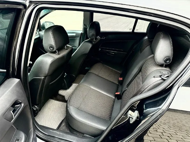 Продам свою opel astra h рестайлинг 2012г машина полностью обслужена до идеала! не требует не замен не вложений, пробег 202000 км без дтп! так же на машине нет не каких минусов по кузову, двигатель работает ровно и четко так как должен работать, салон ухожен не прокурен, коробка не хрустит все передачи включаются без проблем! по ходовой плывет 5+ стоят 16 колеса. комплектация cosmo! максимальная в нее входит:4 стеклоподъемника, парктроники, подогрев передних сидений, круиз контроль, борт компьютер, климат контроль, abs, кожаный красивый мульти руль, обогрев боковых зеркал, и многое другое. также на авто сделали длинные передачи для удобства в пути по трассе! остальные любые вопросы по телефону) +79497031926 цена 720.000₽ - фотография - 8