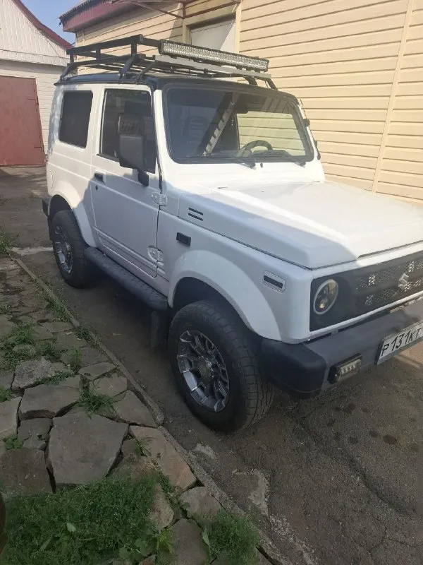 Suzuki samurai 1995 г. двигатель 1.3 бензин, мкпп пробег 120.000 км рамник, полный привод стоит хорошая зима на дисках есть комплект летних колес хорошая музыка более подробно по телефону +79493164578 г. макеевка цена 450.000₽, торг - фотография - 3