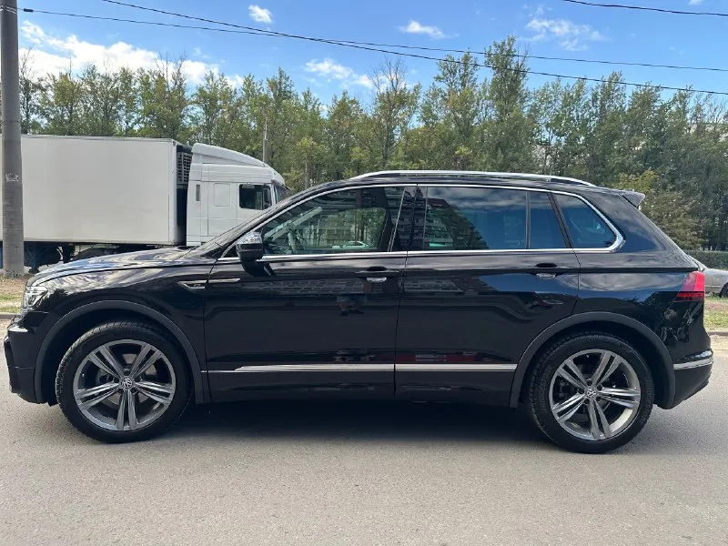 Продажа от собственника. 🏎️ volkswagen tiguan 2020 г/в | 1.5 tsi | передний привод | 70000 пробег; ☎️телефон: +79885627862; 💶цена: 3,4 млн; ✅1 собственник в германии, 1 собственник в рф (в собственности 1.5 года); 🔥 полный r-line пакет в дорестайлинге. 💫 автомобиль в топовой и уникальной комплектации для данной модификации. ✅заводской обвес r-line; ✅салон r-line; ✅премиальная музыка dynaudio; ✅панорамн. .. " style="background-image:url('//telegram. org/img/emoji/40/e29c85.png')">✅электропривод зеркал; ✅электропривод багажника с функцией открытия ногой; ✅ электрообогрев лобового стекла, стекла багажника и зеркал; ✅адаптивный круиз контроль с опцией «автопилота» в пробке; ✅адаптивный свет; ✅ умный дальний свет «dynamic light assist»; ✅все возможные датчики (свет, дождь, слепые зоны и тд); ✅все возможные ассистенты (экстренное торможение, удержание в полосе, ассистент парковки, распознание усталости, помощь при посадке и т. д); ✅к 📞 звоните: +7(988)5627862 - фотография - 4