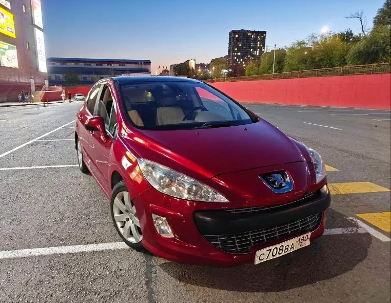 Продам peugeot 308, 2008 год, двигатель 1,6л (120 л. с.), коробка автомат. пробег 167000 км. автомобиль без дтп, в отличном состоянии, второй в семье, технически обслужен. двигатель масло не ест, коробка переключает плавно без пинков. хорошая комплектация: климат контроль двухзонный, круиз контроль, подогрев передних сидений, обогрев зеркал и заднего стекла, авто складывание зеркал, автодоводчики всех стекол, датчик дождя. установовлена автосигнализация с автозапуском. светлый салон в отличном состоянии и панорамная крыша! г. донецк, текстильщик стоимость 570 000 руб. все вопросы по телефону +7 949 491-47-27 (сергей) +79493330940 (только тг, екатерина) 📞 звоните: +7(949)4914727 - фотография - 2