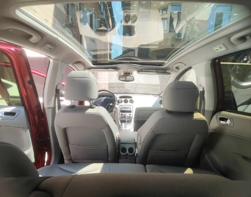 Продам peugeot 308, 2008 год, двигатель 1,6л (120 л. с.), коробка автомат. пробег 167000 км. автомобиль без дтп, в отличном состоянии, второй в семье, технически обслужен. двигатель масло не ест, коробка переключает плавно без пинков. хорошая комплектация: климат контроль двухзонный, круиз контроль, подогрев передних сидений, обогрев зеркал и заднего стекла, авто складывание зеркал, автодоводчики всех стекол, датчик дождя. установовлена автосигнализация с автозапуском. светлый салон в отличном состоянии и панорамная крыша! г. донецк, текстильщик стоимость 570 000 руб. все вопросы по телефону +7 949 491-47-27 (сергей) +79493330940 (только тг, екатерина) 📞 звоните: +7(949)4914727 - фотография - 4