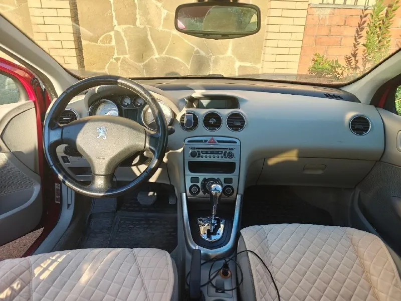 Продам peugeot 308, 2008 год, двигатель 1,6л (120 л. с.), коробка автомат. пробег 167000 км. автомобиль без дтп, в отличном состоянии, второй в семье, технически обслужен. двигатель масло не ест, коробка переключает плавно без пинков. хорошая комплектация: климат контроль двухзонный, круиз контроль, подогрев передних сидений, обогрев зеркал и заднего стекла, авто складывание зеркал, автодоводчики всех стекол, датчик дождя. установовлена автосигнализация с автозапуском. светлый салон в отличном состоянии и панорамная крыша! г. донецк, текстильщик стоимость 570 000 руб. все вопросы по телефону +7 949 491-47-27 (сергей) +79493330940 (только тг, екатерина) 📞 звоните: +7(949)4914727 - фотография - 5