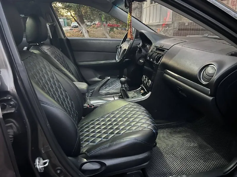 Продаю mazda 6 2006 пробег 250 000 км (реальный) один владелец по птс машина в одних руках 5 лет. без дтп с серьёзными повреждениями (есть лёгкие косметические дефекты в виде царапин). техническое состояние - двигатель 1.8 бензин, в хорошем рабочем состоянии, без посторонних стуков. масло менялось каждые 7–10 тыс. км. - коробка передач: механическая переключается плавно, без рывков. - подвеска обслужена: рычаги и стойки заменялись ~500 км назад. комплектация и оборудование - кондиционер/климат-контроль - электростеклоподъёмники, центральный замок - музыкальная система с поддержкой usb/aux/bluetooth - подушки безопасности: фронтальные (и боковые, ) - зимняя резина - сигнализация - кузов в общем хорошем состоянии, есть мелкие сколы и царапины соответствующие возрасту. - лобовое стекло без крупных трещин, возможны небольшие сколы. - птс: оригинал, без залогов и ограничений. - - последнее то проведено (10.09.2025). донецк +7949306302 +79493174030 650.000 торг - фотография - 5