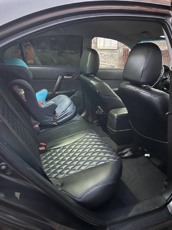 Продаю mazda 6 2006 пробег 250 000 км (реальный) один владелец по птс машина в одних руках 5 лет. без дтп с серьёзными повреждениями (есть лёгкие косметические дефекты в виде царапин). техническое состояние - двигатель 1.8 бензин, в хорошем рабочем состоянии, без посторонних стуков. масло менялось каждые 7–10 тыс. км. - коробка передач: механическая переключается плавно, без рывков. - подвеска обслужена: рычаги и стойки заменялись ~500 км назад. комплектация и оборудование - кондиционер/климат-контроль - электростеклоподъёмники, центральный замок - музыкальная система с поддержкой usb/aux/bluetooth - подушки безопасности: фронтальные (и боковые, ) - зимняя резина - сигнализация - кузов в общем хорошем состоянии, есть мелкие сколы и царапины соответствующие возрасту. - лобовое стекло без крупных трещин, возможны небольшие сколы. - птс: оригинал, без залогов и ограничений. - - последнее то проведено (10.09.2025). донецк +7949306302 +79493174030 650.000 торг - фотография - 6