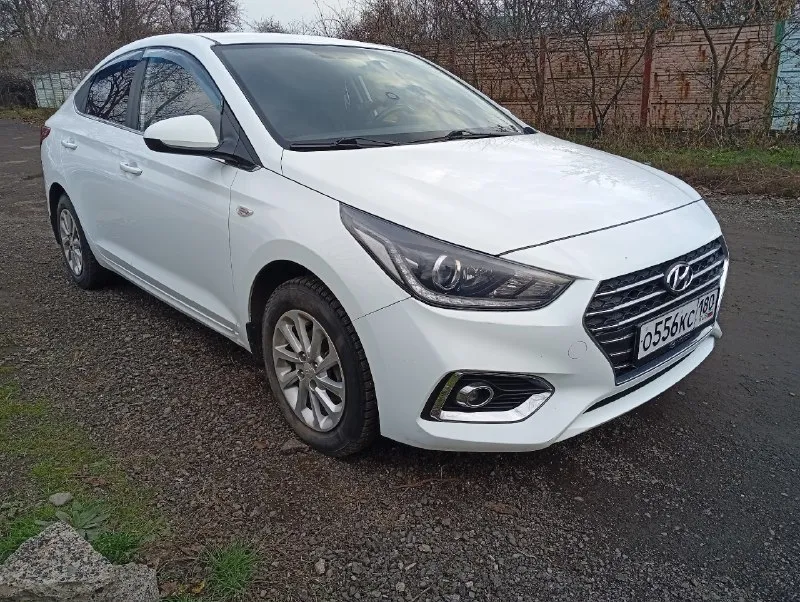 Продам свой личный автомобиль hyundai solaris 2018г объём двигатель 1.6, кпп 6 стп, родной пробег 140т, автомобиль без дтп весь метал родной, не бит не крашен без гнилья и ржавчины, чистый ухоженный салон автомобиль своевременно обслуживается, два комплекта резины зима лето, два комплекта ключей, установлено газовое оборудование вписан в птс, максимальная комплектация сигнализация с обратной связью с автозапуском, авто соответствует фотографиям и описанию, авто без вложений делать нечего не нужно во владении больше года, от авто не избавляюсь с продажей не тороплюсь, с документами полный порядок без штрафов и ограничений, авто продаётся строго с переоформлением цена 1.5 🍋 остальные вопросы по телефону осмотр харцызск +79496329457 📞 звоните: +7(949)6329457 - фотография - 2