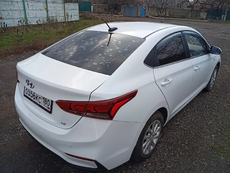 Продам свой личный автомобиль hyundai solaris 2018г объём двигатель 1.6, кпп 6 стп, родной пробег 140т, автомобиль без дтп весь метал родной, не бит не крашен без гнилья и ржавчины, чистый ухоженный салон автомобиль своевременно обслуживается, два комплекта резины зима лето, два комплекта ключей, установлено газовое оборудование вписан в птс, максимальная комплектация сигнализация с обратной связью с автозапуском, авто соответствует фотографиям и описанию, авто без вложений делать нечего не нужно во владении больше года, от авто не избавляюсь с продажей не тороплюсь, с документами полный порядок без штрафов и ограничений, авто продаётся строго с переоформлением цена 1.5 🍋 остальные вопросы по телефону осмотр харцызск +79496329457 📞 звоните: +7(949)6329457 - фотография - 4