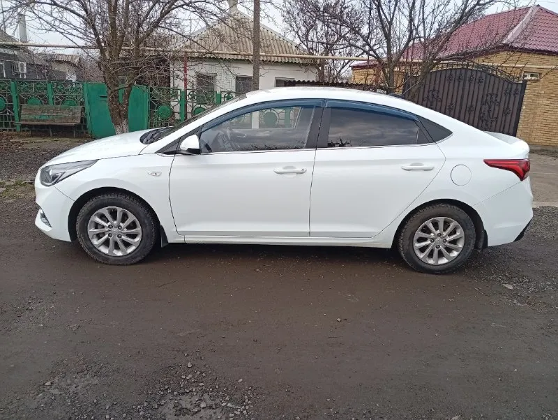 Продам свой личный автомобиль hyundai solaris 2018г объём двигатель 1.6, кпп 6 стп, родной пробег 140т, автомобиль без дтп весь метал родной, не бит не крашен без гнилья и ржавчины, чистый ухоженный салон автомобиль своевременно обслуживается, два комплекта резины зима лето, два комплекта ключей, установлено газовое оборудование вписан в птс, максимальная комплектация сигнализация с обратной связью с автозапуском, авто соответствует фотографиям и описанию, авто без вложений делать нечего не нужно во владении больше года, от авто не избавляюсь с продажей не тороплюсь, с документами полный порядок без штрафов и ограничений, авто продаётся строго с переоформлением цена 1.5 🍋 остальные вопросы по телефону осмотр харцызск +79496329457 📞 звоните: +7(949)6329457 - фотография - 6
