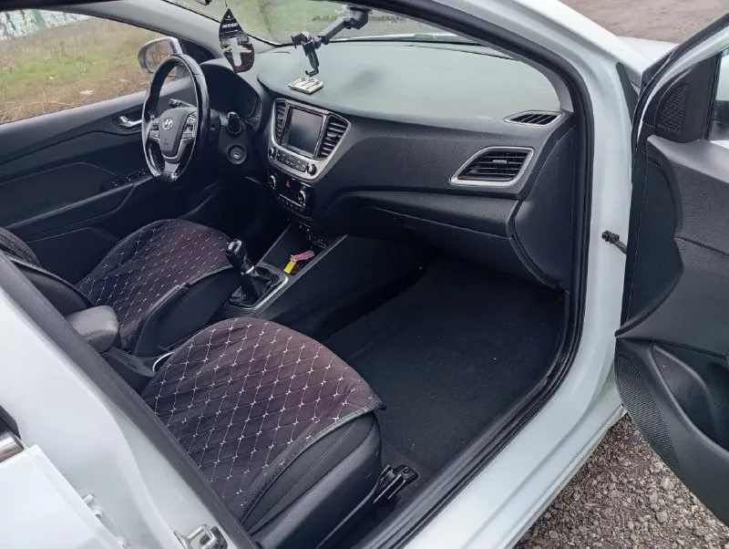 Продам свой личный автомобиль hyundai solaris 2018г объём двигатель 1.6, кпп 6 стп, родной пробег 140т, автомобиль без дтп весь метал родной, не бит не крашен без гнилья и ржавчины, чистый ухоженный салон автомобиль своевременно обслуживается, два комплекта резины зима лето, два комплекта ключей, установлено газовое оборудование вписан в птс, максимальная комплектация сигнализация с обратной связью с автозапуском, авто соответствует фотографиям и описанию, авто без вложений делать нечего не нужно во владении больше года, от авто не избавляюсь с продажей не тороплюсь, с документами полный порядок без штрафов и ограничений, авто продаётся строго с переоформлением цена 1.5 🍋 остальные вопросы по телефону осмотр харцызск +79496329457 📞 звоните: +7(949)6329457 - фотография - 7