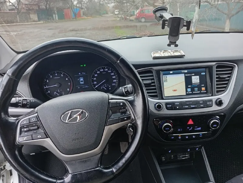 Продам свой личный автомобиль hyundai solaris 2018г объём двигатель 1.6, кпп 6 стп, родной пробег 140т, автомобиль без дтп весь метал родной, не бит не крашен без гнилья и ржавчины, чистый ухоженный салон автомобиль своевременно обслуживается, два комплекта резины зима лето, два комплекта ключей, установлено газовое оборудование вписан в птс, максимальная комплектация сигнализация с обратной связью с автозапуском, авто соответствует фотографиям и описанию, авто без вложений делать нечего не нужно во владении больше года, от авто не избавляюсь с продажей не тороплюсь, с документами полный порядок без штрафов и ограничений, авто продаётся строго с переоформлением цена 1.5 🍋 остальные вопросы по телефону осмотр харцызск +79496329457 📞 звоните: +7(949)6329457 - фотография - 8