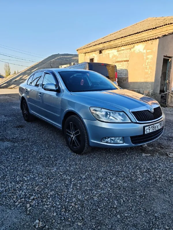 Skoda octavia a5, 2010, 1.6 at двигатель самый обычный 8-клапанный bse, масло не ест, не дымит. коробка классический автомат aisin 6-ступка. ходовую нужно делать и по хорошему заменить лобовое стекло. климат двухзонный работает, круиз работает, фары светят, дворники работают. обута в зиму на литье. осмотр в луганске, на восточных кварталах цена - 450 000 (торг есть) +79591842913 📞 звоните: +7(959)1842913 - фотография - 5