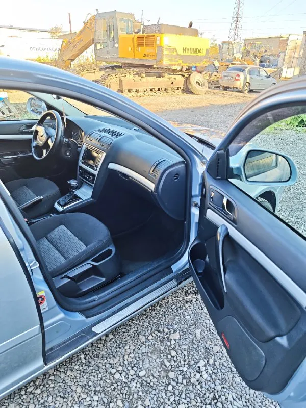 Skoda octavia a5, 2010, 1.6 at двигатель самый обычный 8-клапанный bse, масло не ест, не дымит. коробка классический автомат aisin 6-ступка. ходовую нужно делать и по хорошему заменить лобовое стекло. климат двухзонный работает, круиз работает, фары светят, дворники работают. обута в зиму на литье. осмотр в луганске, на восточных кварталах цена - 450 000 (торг есть) +79591842913 📞 звоните: +7(959)1842913 - фотография - 7