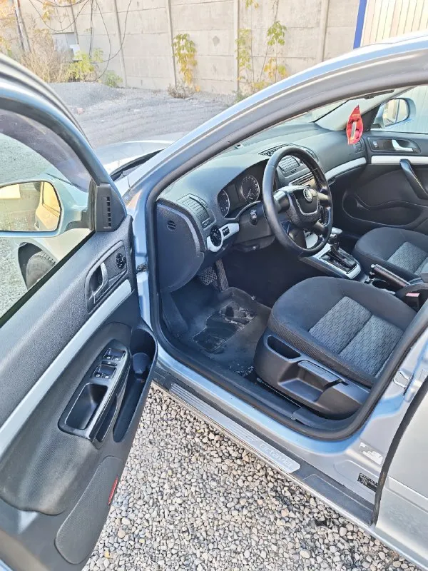 Skoda octavia a5, 2010, 1.6 at двигатель самый обычный 8-клапанный bse, масло не ест, не дымит. коробка классический автомат aisin 6-ступка. ходовую нужно делать и по хорошему заменить лобовое стекло. климат двухзонный работает, круиз работает, фары светят, дворники работают. обута в зиму на литье. осмотр в луганске, на восточных кварталах цена - 450 000 (торг есть) +79591842913 📞 звоните: +7(959)1842913 - фотография - 9
