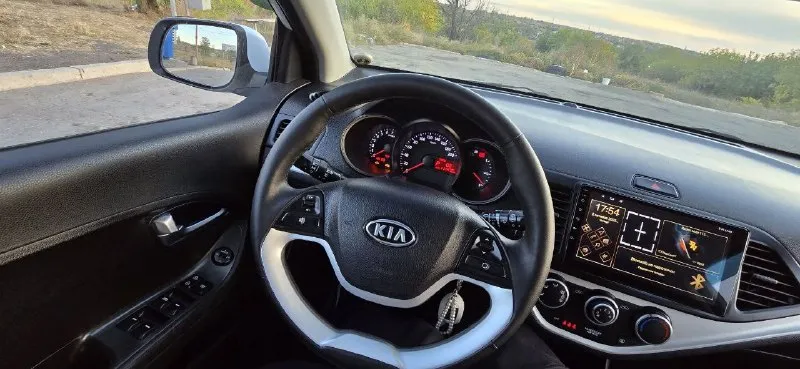 Kia пиканто.1.2 мотор, автомат, подогрев руля/сидений, кондиционер, электропакет фул, камера заднего вида, встроенный регистратор, парктроник. +зимний комплект резины на дисках. Расход: трасса- 4.5л, смешанный - 5.3л, город- 6.5л на 100км. Сиденья в чехлах, под чехлами как новая. Очень удобная машина, габариты позволяют не беспокоится при парковке и маневрировании во дворах где много машин, так же на плотных стоянках. Не один седан и даже полноразмерных хетчбэк ей не конкурент в этом плане. Донецк. Владелец +79493280125 750т. Р.
📞 Звоните: +7(949)3280125 - фотография - 1