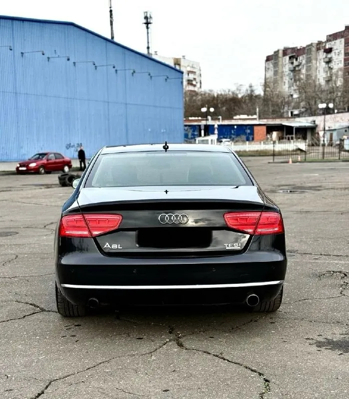 Audi a8 d4, 2012г, 3.0 бензин, коробка автомат, пробег 178000тыс состояние отличное, мотор и коробка на отлично, машина обслужена и готова к эксплуатации. новая резина. комплектация отличная адаптивные biled линзы с авто дальним светом, передняя и задняя камеры, в круг парктроник, переключение режимов подвески, рулевой рейки, мотора и коробки в мониторе, без ключевой доступ, старт-стоп, потолок с подсветкой, 4-х зонный климат, подогревы передних и задних сидений, круиз-контроль, подрулевые лепестки и т. д. переоформление без проблем, возможен расчет в мрэо цена: 1.180.000₽ возможен обмен только с вашей доплатой, на обмен цена выше телефон: +79490933831 📞 звоните: +7(949)0933831 - фотография - 5