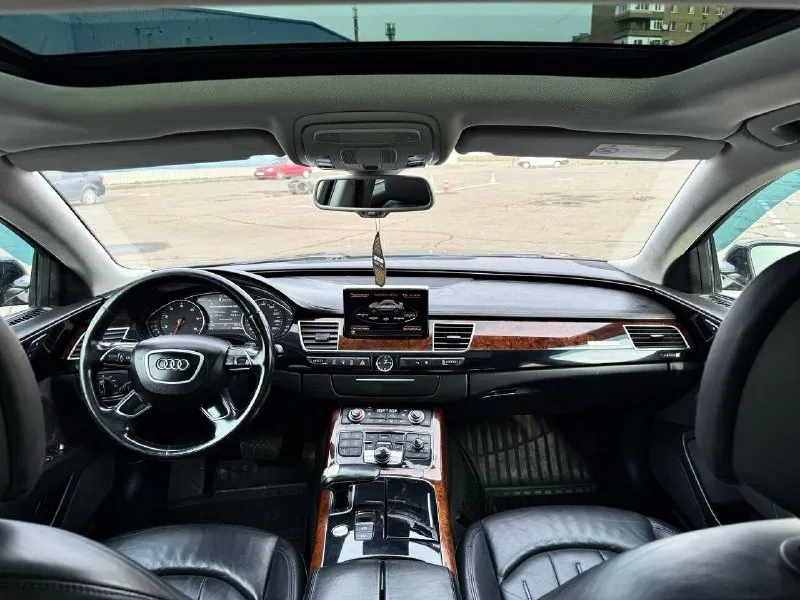 Audi a8 d4, 2012г, 3.0 бензин, коробка автомат, пробег 178000тыс состояние отличное, мотор и коробка на отлично, машина обслужена и готова к эксплуатации. новая резина. комплектация отличная адаптивные biled линзы с авто дальним светом, передняя и задняя камеры, в круг парктроник, переключение режимов подвески, рулевой рейки, мотора и коробки в мониторе, без ключевой доступ, старт-стоп, потолок с подсветкой, 4-х зонный климат, подогревы передних и задних сидений, круиз-контроль, подрулевые лепестки и т. д. переоформление без проблем, возможен расчет в мрэо цена: 1.180.000₽ возможен обмен только с вашей доплатой, на обмен цена выше телефон: +79490933831 📞 звоните: +7(949)0933831 - фотография - 7