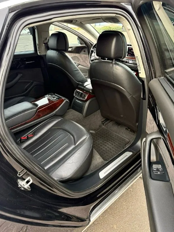 Audi a8 d4, 2012г, 3.0 бензин, коробка автомат, пробег 178000тыс состояние отличное, мотор и коробка на отлично, машина обслужена и готова к эксплуатации. новая резина. комплектация отличная адаптивные biled линзы с авто дальним светом, передняя и задняя камеры, в круг парктроник, переключение режимов подвески, рулевой рейки, мотора и коробки в мониторе, без ключевой доступ, старт-стоп, потолок с подсветкой, 4-х зонный климат, подогревы передних и задних сидений, круиз-контроль, подрулевые лепестки и т. д. переоформление без проблем, возможен расчет в мрэо цена: 1.180.000₽ возможен обмен только с вашей доплатой, на обмен цена выше телефон: +79490933831 📞 звоните: +7(949)0933831 - фотография - 8