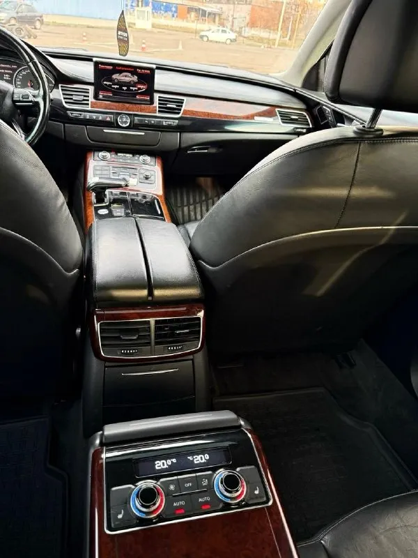 Audi a8 d4, 2012г, 3.0 бензин, коробка автомат, пробег 178000тыс состояние отличное, мотор и коробка на отлично, машина обслужена и готова к эксплуатации. новая резина. комплектация отличная адаптивные biled линзы с авто дальним светом, передняя и задняя камеры, в круг парктроник, переключение режимов подвески, рулевой рейки, мотора и коробки в мониторе, без ключевой доступ, старт-стоп, потолок с подсветкой, 4-х зонный климат, подогревы передних и задних сидений, круиз-контроль, подрулевые лепестки и т. д. переоформление без проблем, возможен расчет в мрэо цена: 1.180.000₽ возможен обмен только с вашей доплатой, на обмен цена выше телефон: +79490933831 📞 звоните: +7(949)0933831 - фотография - 9