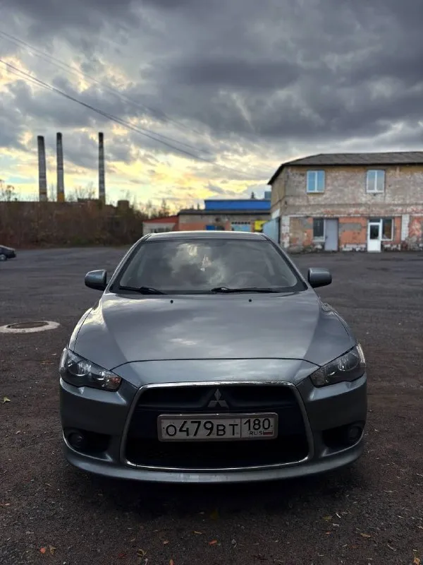 Продам личный автомобильный mitsubishi lancer 10 1.6 л на механике 2012 год пробег 195.000 цена 870.000 состояние приближенное к идеалу, автомобиль весь в родном окрасе (не битый) двигатель работает ровно, не троит и не дымит, коробка переключает идеально, без пинков и т. д комплектация: гур (гидравлический усилитель руля) кондиционер ﻿тканьевый салон с хорошими накидками ﻿﻿кожаный мультируль обогрев передних сидений, зеркал полный электропакет бортовой компьютер центральный замок активная безопасность ﻿﻿антиблокировка тормозов ﻿﻿экстренное торможение мультимедиа и навигация ﻿﻿cd, dvd и блютуз хорошая штатная музыка птф штатные диски 16 радиуса на новой зимней резине машину любят, и денег не жалеют полное переоформление в мрэо +79493276096 - фотография - 2