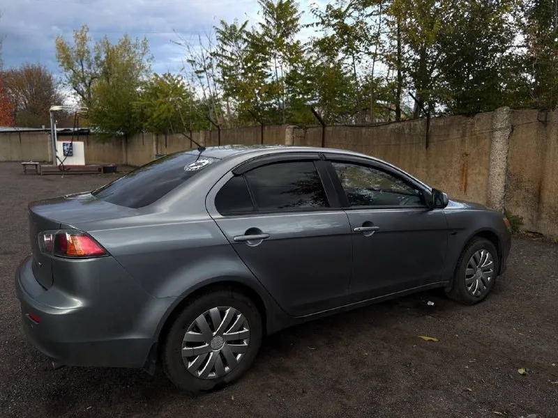 Продам личный автомобильный mitsubishi lancer 10 1.6 л на механике 2012 год пробег 195.000 цена 870.000 состояние приближенное к идеалу, автомобиль весь в родном окрасе (не битый) двигатель работает ровно, не троит и не дымит, коробка переключает идеально, без пинков и т. д комплектация: гур (гидравлический усилитель руля) кондиционер ﻿тканьевый салон с хорошими накидками ﻿﻿кожаный мультируль обогрев передних сидений, зеркал полный электропакет бортовой компьютер центральный замок активная безопасность ﻿﻿антиблокировка тормозов ﻿﻿экстренное торможение мультимедиа и навигация ﻿﻿cd, dvd и блютуз хорошая штатная музыка птф штатные диски 16 радиуса на новой зимней резине машину любят, и денег не жалеют полное переоформление в мрэо +79493276096 - фотография - 3