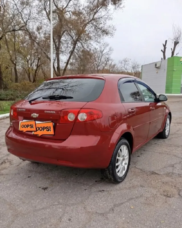 Продам chevrolet lacetti! 2007 года выпуска! пробег: 196000 тысяч родной. корейская сборка! кузов весь в родном метале. автотека зеленая!!! техническая часть полностью обслужена. двигатель работает отлично, коробка полноценный автомат без нареканий листает передачи отлично! ходовая часть идеал, полностью обслужена, сел и поехал! ничего нигде не звенит, посторонних шумов нет. салон ухоженный, не прокурен, не затерт! комплектация: 4 электро-стеклоподъемника, электро-регулировка зеркал, подогрев заднего стекла, кондиционер, abs, все 4 дисковые тормоза, центральный замок, сигнализация ! вложений никаких не требует, полностью обслужена! документы в полном порядке! любой вид переоформления! цена 499 000 торг!(обмен!) детальней по телефону: +7 959 233 38 22 г. луганск 📞 звоните: +7(959)2333822 - фотография - 4