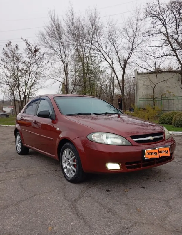 Продам chevrolet lacetti! 2007 года выпуска! пробег: 196000 тысяч родной. корейская сборка! кузов весь в родном метале. автотека зеленая!!! техническая часть полностью обслужена. двигатель работает отлично, коробка полноценный автомат без нареканий листает передачи отлично! ходовая часть идеал, полностью обслужена, сел и поехал! ничего нигде не звенит, посторонних шумов нет. салон ухоженный, не прокурен, не затерт! комплектация: 4 электро-стеклоподъемника, электро-регулировка зеркал, подогрев заднего стекла, кондиционер, abs, все 4 дисковые тормоза, центральный замок, сигнализация ! вложений никаких не требует, полностью обслужена! документы в полном порядке! любой вид переоформления! цена 499 000 торг!(обмен!) детальней по телефону: +7 959 233 38 22 г. луганск 📞 звоните: +7(959)2333822 - фотография - 5