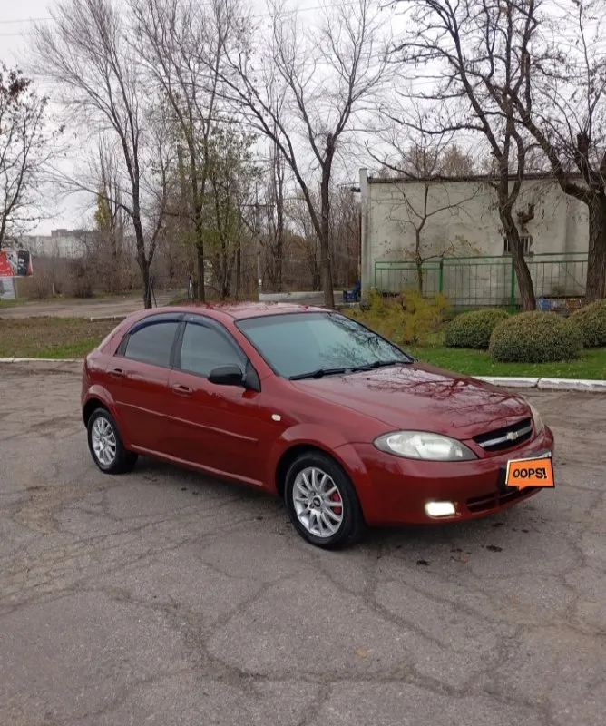 Продам chevrolet lacetti! 2007 года выпуска! пробег: 196000 тысяч родной. корейская сборка! кузов весь в родном метале. автотека зеленая!!! техническая часть полностью обслужена. двигатель работает отлично, коробка полноценный автомат без нареканий листает передачи отлично! ходовая часть идеал, полностью обслужена, сел и поехал! ничего нигде не звенит, посторонних шумов нет. салон ухоженный, не прокурен, не затерт! комплектация: 4 электро-стеклоподъемника, электро-регулировка зеркал, подогрев заднего стекла, кондиционер, abs, все 4 дисковые тормоза, центральный замок, сигнализация ! вложений никаких не требует, полностью обслужена! документы в полном порядке! любой вид переоформления! цена 499 000 торг!(обмен!) детальней по телефону: +7 959 233 38 22 г. луганск 📞 звоните: +7(959)2333822 - фотография - 7