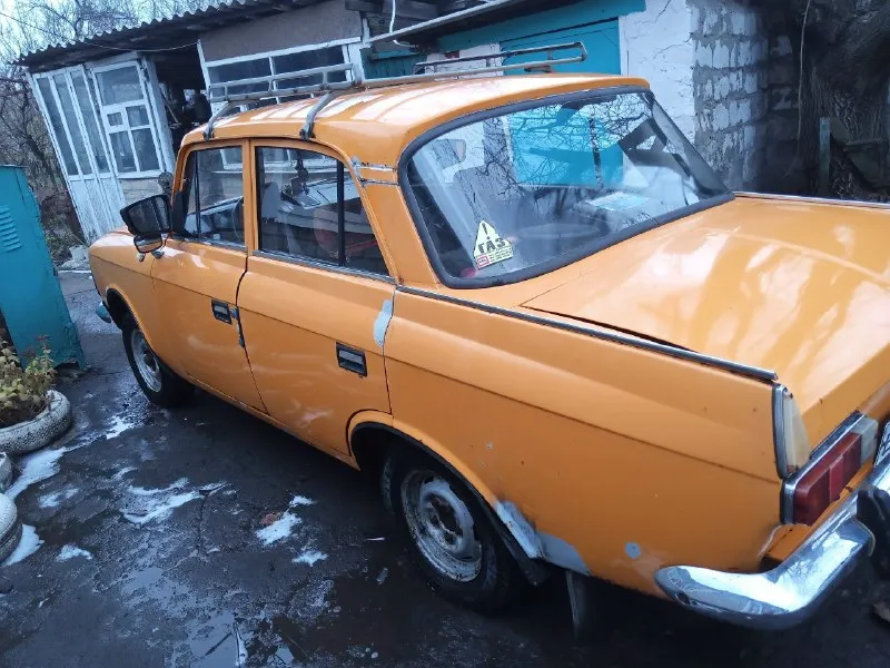 Продам москвичь иж 412 1984года в нормальном состояние! как по технике так и по кузову. сел-поехал. не гнилая, есть рыжики в силу возраста! газ/бензин. (газ вписан) музыка играет, печка дует, свет повороты работает. резина и лето и зима, передняя ходовка новая, рулевые тяги новые, установлены гранта зеркала с обогревом, есть съемные обогревы сиденья перед, с машиной отдам: второй двигатель, коробка передачь, полуося, заднии барабаны и мног чего по мелочи. находится в городе углегорск. цена 85.000тыс. руб по документам полный порядок. по всем вопросам звоните по номеру +79494630471. 📞 звоните: +7(949)4630471 - фотография - 2