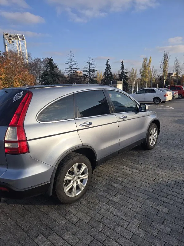 Продажа от собственника. чистокровный японец хонда cr-v. год выпуска 2008, объем двигателя 2.0. коробка обычный автомат, надёжный как автомат калашникова. машина в отличном состоянии, абсолютно без вложений. двигатель работает идеально, масло от замены до замены. коробка листает, ходовка мячек, кузов ровный без намёка на ржавчину. салон как у новой машины в идеальном состоянии. хорошая комплектация - круиз - климат - подогрев сидений, зеркал, заднего стекла - парктроники - складывание зеркал - датчик света и дождя - 4 электросклоподъемника - мульти руль в машине работает каждая кнопка. несмотря на возраст машина даст фору современным авто. я собственник по тех паспорту. новая зимняя резина. причина продажи срочно нужны деньги. цена 1100 000 цена без торга тел +79495058416 - фотография - 5