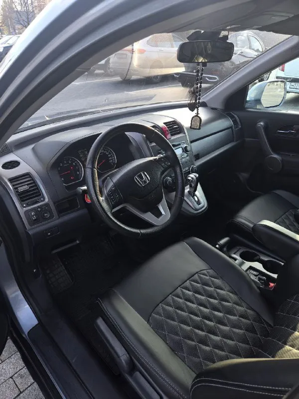 Продажа от собственника. чистокровный японец хонда cr-v. год выпуска 2008, объем двигателя 2.0. коробка обычный автомат, надёжный как автомат калашникова. машина в отличном состоянии, абсолютно без вложений. двигатель работает идеально, масло от замены до замены. коробка листает, ходовка мячек, кузов ровный без намёка на ржавчину. салон как у новой машины в идеальном состоянии. хорошая комплектация - круиз - климат - подогрев сидений, зеркал, заднего стекла - парктроники - складывание зеркал - датчик света и дождя - 4 электросклоподъемника - мульти руль в машине работает каждая кнопка. несмотря на возраст машина даст фору современным авто. я собственник по тех паспорту. новая зимняя резина. причина продажи срочно нужны деньги. цена 1100 000 цена без торга тел +79495058416 - фотография - 6