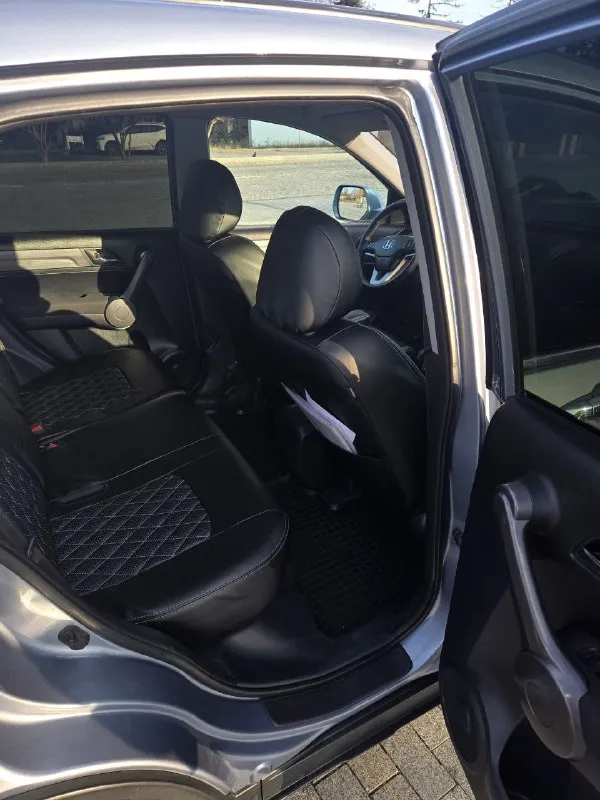 Продажа от собственника. чистокровный японец хонда cr-v. год выпуска 2008, объем двигателя 2.0. коробка обычный автомат, надёжный как автомат калашникова. машина в отличном состоянии, абсолютно без вложений. двигатель работает идеально, масло от замены до замены. коробка листает, ходовка мячек, кузов ровный без намёка на ржавчину. салон как у новой машины в идеальном состоянии. хорошая комплектация - круиз - климат - подогрев сидений, зеркал, заднего стекла - парктроники - складывание зеркал - датчик света и дождя - 4 электросклоподъемника - мульти руль в машине работает каждая кнопка. несмотря на возраст машина даст фору современным авто. я собственник по тех паспорту. новая зимняя резина. причина продажи срочно нужны деньги. цена 1100 000 цена без торга тел +79495058416 - фотография - 9