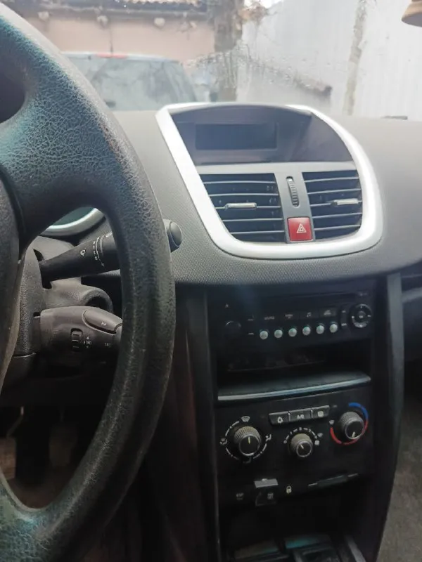 Peugeot 207 универсал двигатель 1.4 2010 год пробег 250000 к машине нет притензий, кондиционер и ручник рабочий после прилёта трещина на понораме, не течёт зарегистрированный газ, машина местная цена 300 тр. небольшой торг номер +79493626773 николай - фотография - 5